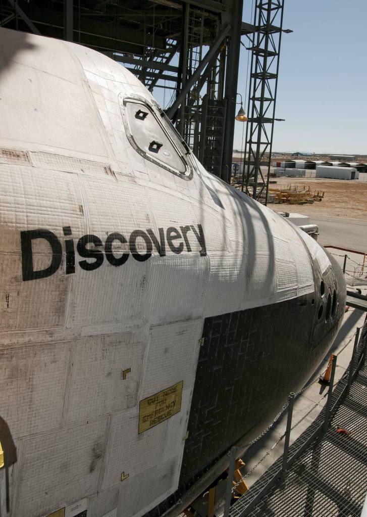 STS-128 Discovery at the Mate-DeMate Device
