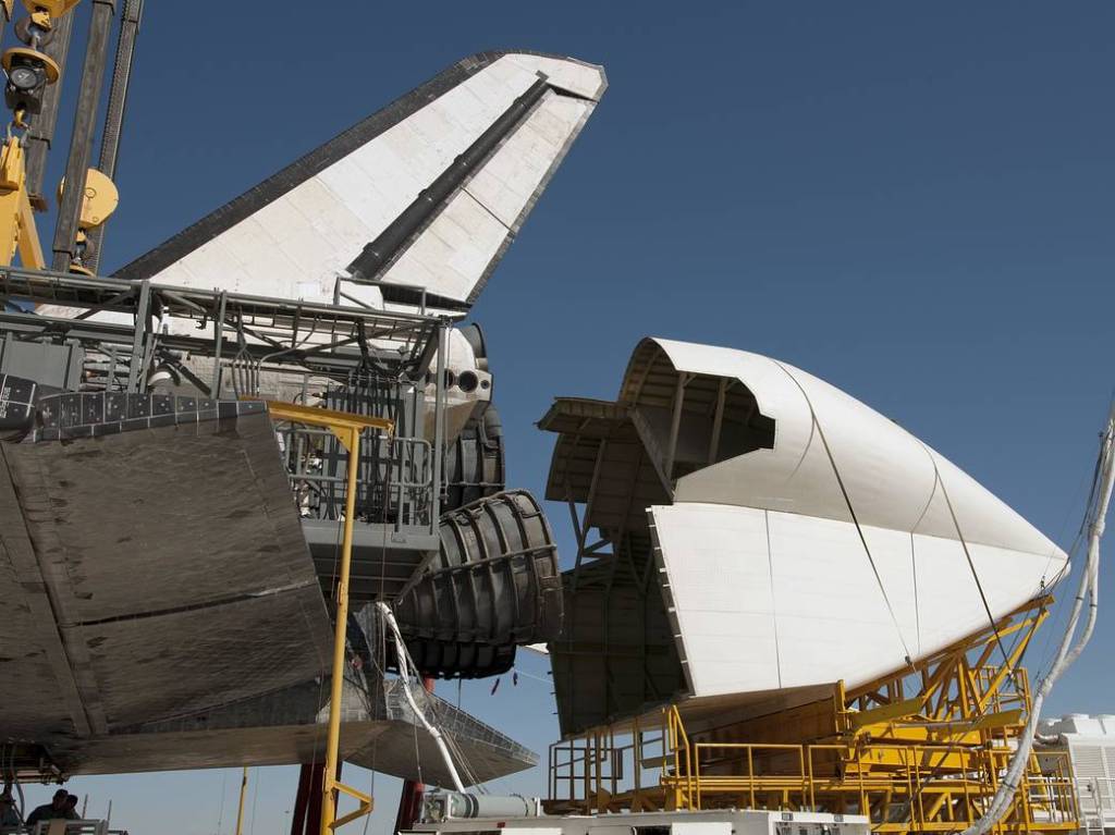 STS-128 Discovery – Tail Cone Installation