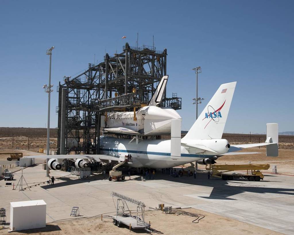 STS-128 Discovery at the Mate-Demate Device