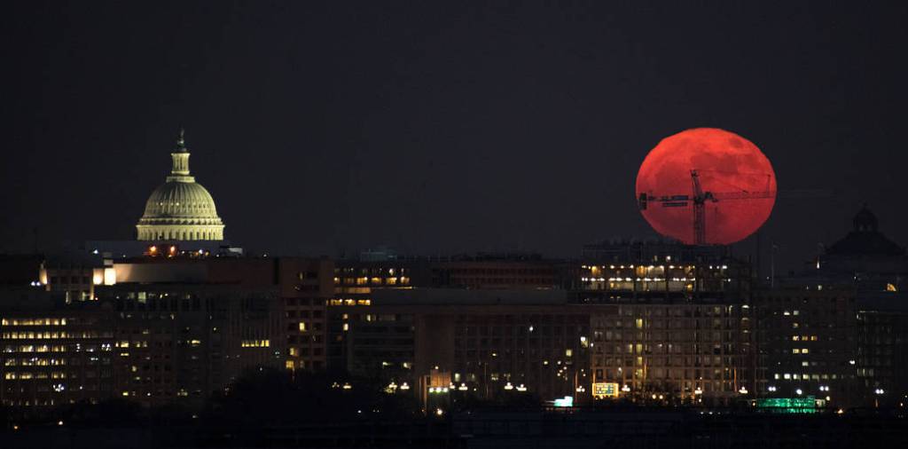 December Supermoon Rises Over Washington D.C.