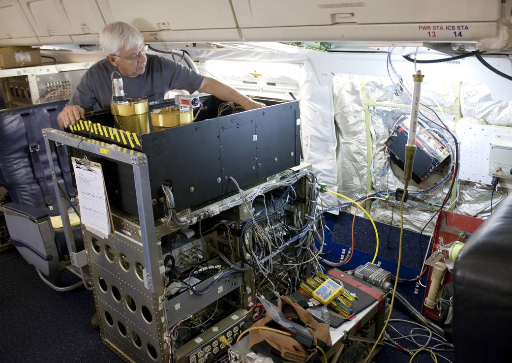 Researcher Adjusts DACOM for Operation IceBridge 2009