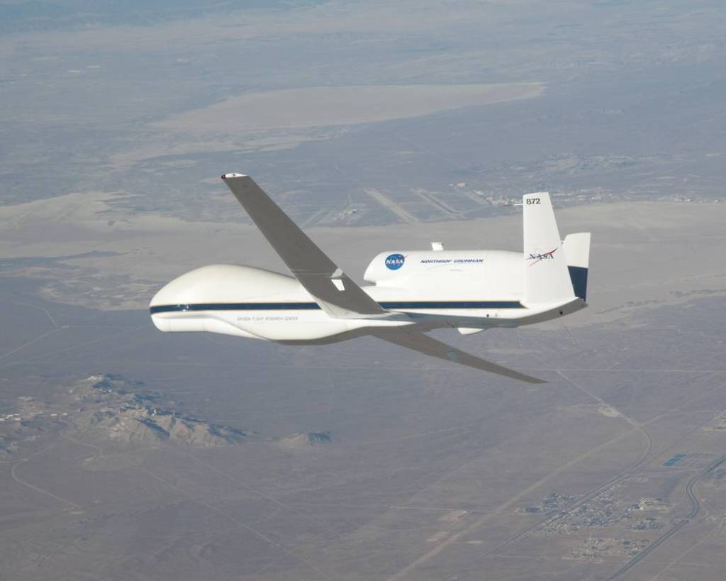 Global Hawk 872 Banks over Rogers Dry Lake