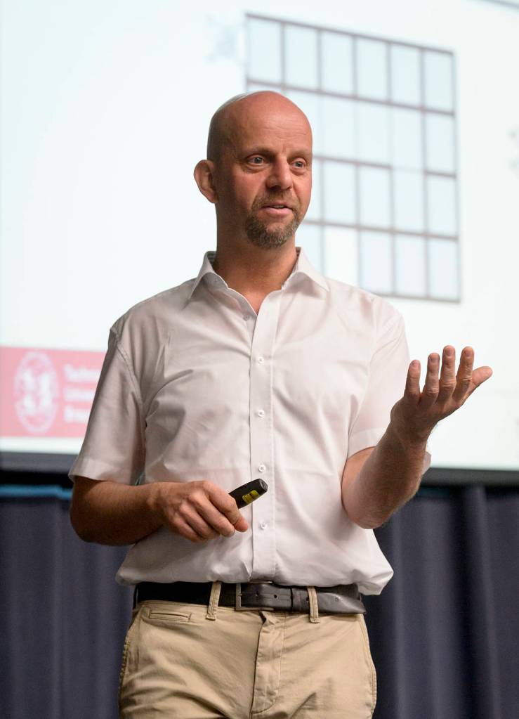 Sándor Fekete: From nano to Mega: Coordinating swarms of objects at extreme dimensions