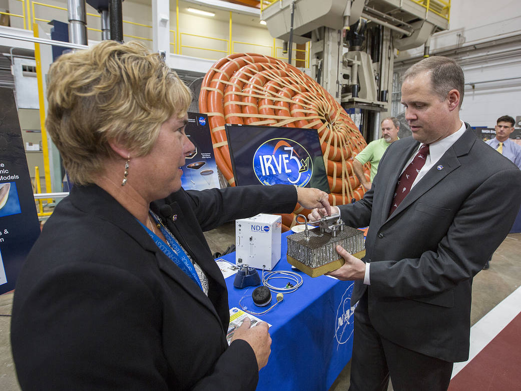 Administrator Bridenstine speaks with Langley staffer near Mars parachute