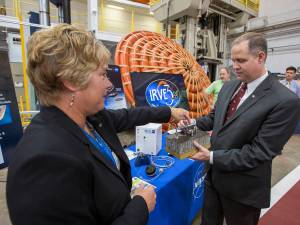Administrator Bridenstine speaks with Langley staffer near Mars parachute
