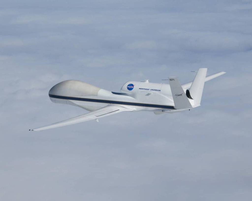 871 Cruises Over Low Cloud Layers