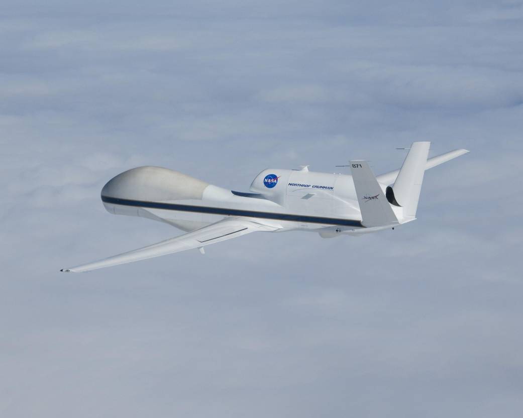 871 Cruises Over Low Cloud Layers