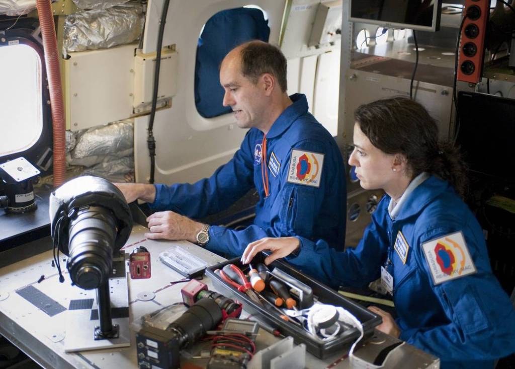 Researchers Prepare Cameras for Hayabusa Re-entry Mission