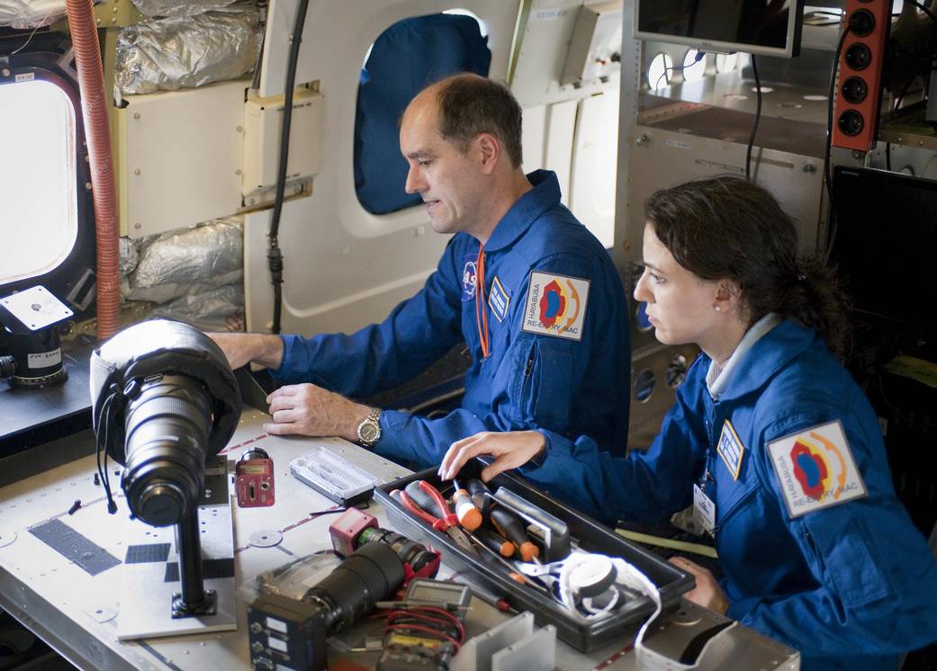 Researchers Prepare Cameras for Hayabusa Re-entry Mission