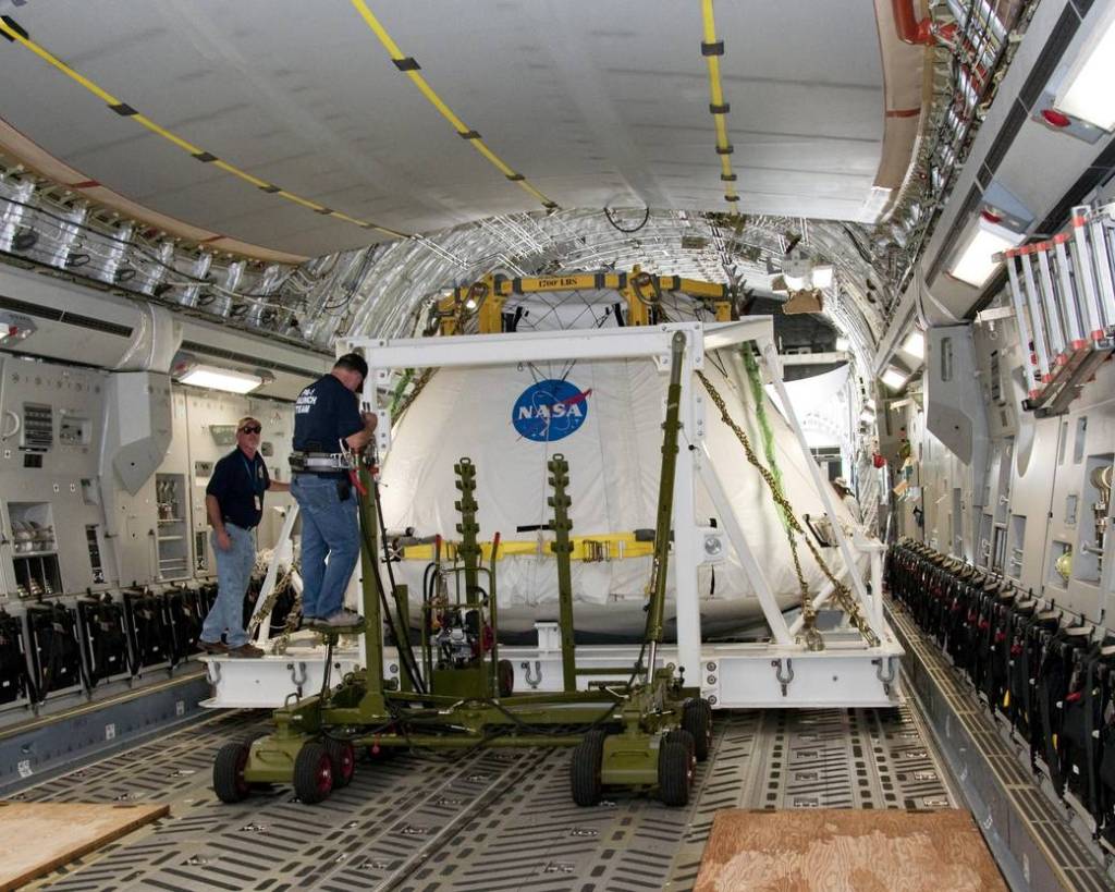 Dryden Technicians Remove Crew Module Platform from C-17