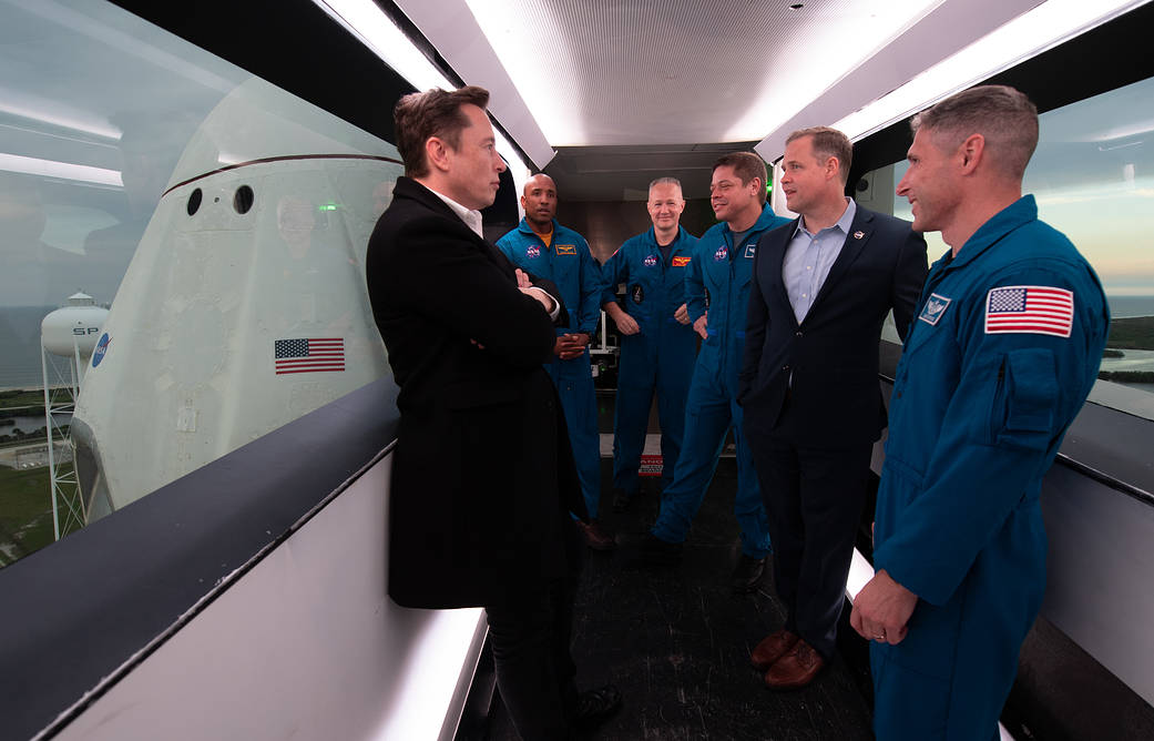 Elon Musk, Jim Bridenstine and NASA astronauts visit crew access arm for Crew Dragon spacecraft