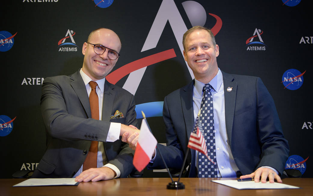 POLSA president and NASA administrator shake hands