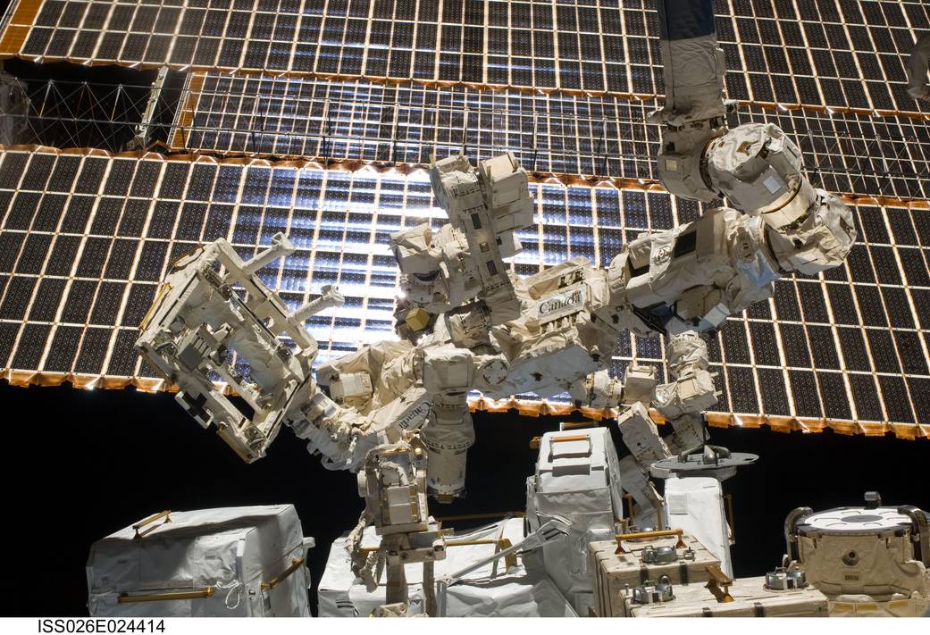 Dextre Gets to Work