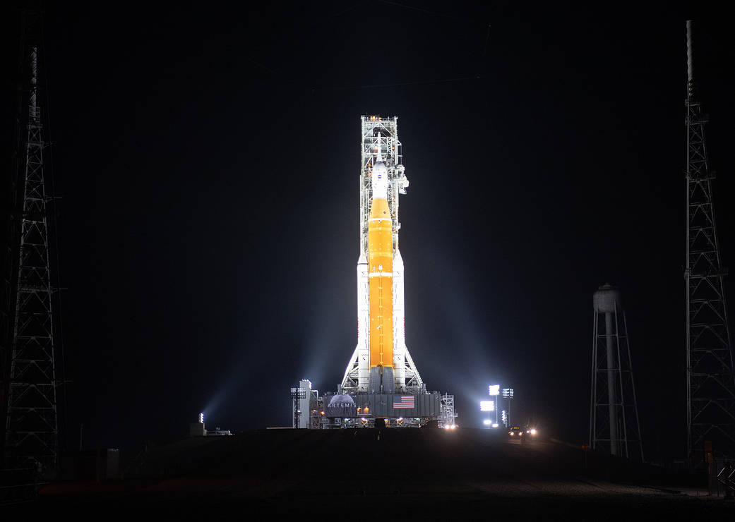 el cohete Sistema de Lanzamiento Espacial y la nave Orion para la misión Artemis I. 