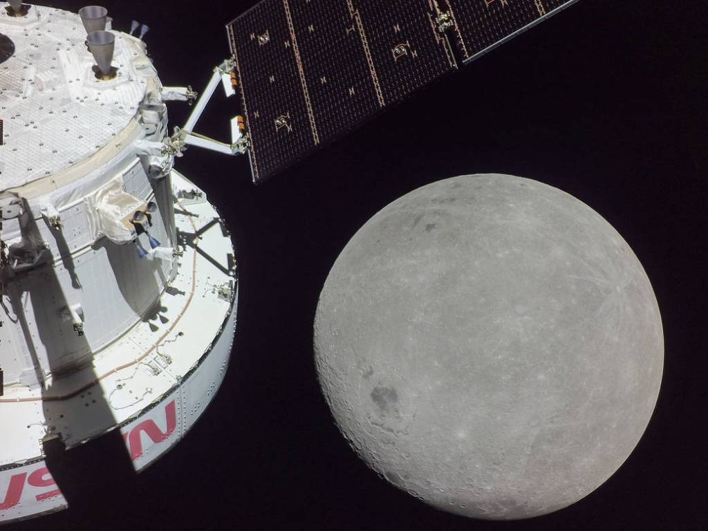 Orion Approaches Moon for Outbound Powered Flyby