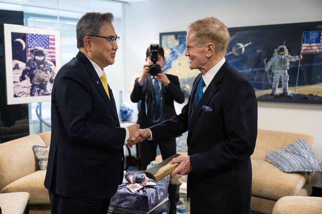 NASA Leadership Meets with Republic of Korea’s Minister of Foreign Affairs
