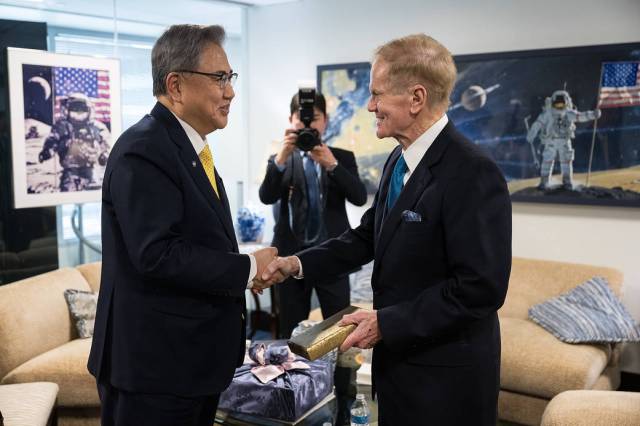 NASA Administrator Bill Nelson shakes hands with Republic of Korea Minister of Foreign Affairs, Jin Park.