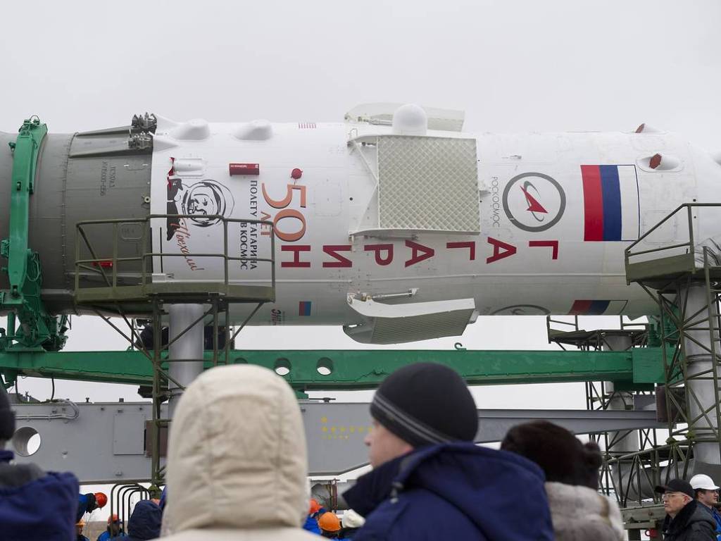 Soyuz TMA-21 Rolls to the Launch Pad