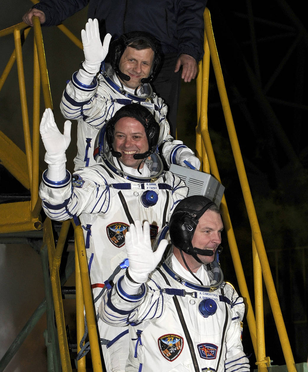Expedition 27 crew in Sokol suits wave goodbye