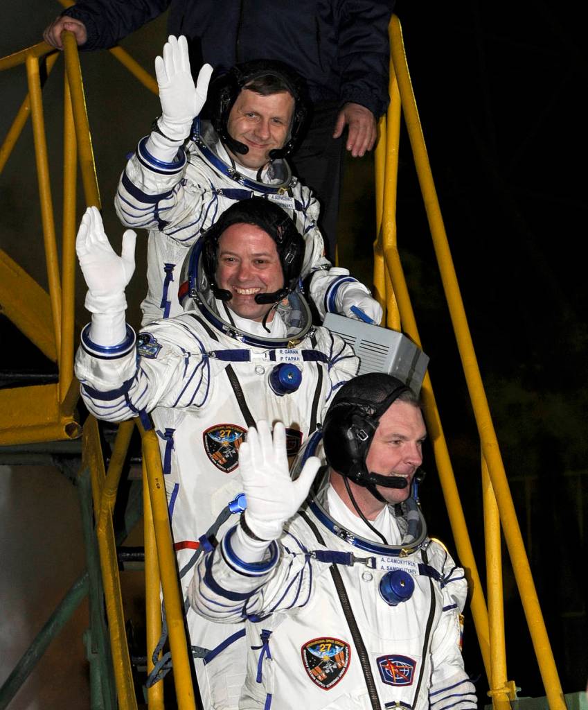 Expedition 27 Waves Farewell