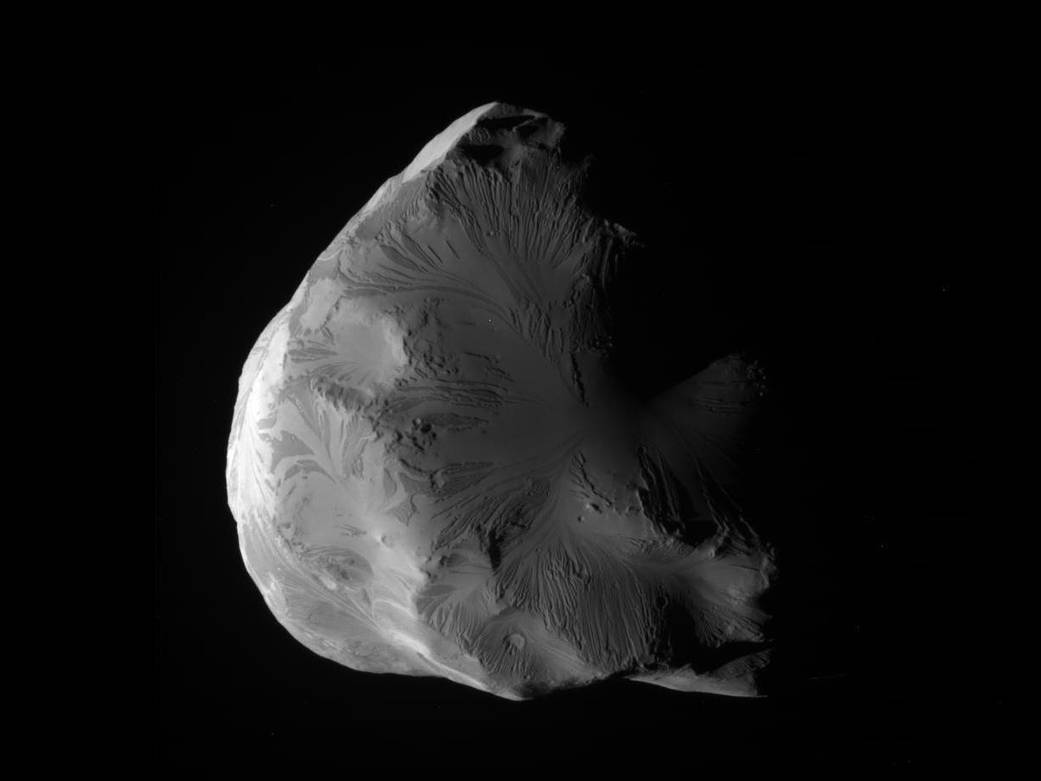 Cassini Captures Ice Queen Helene