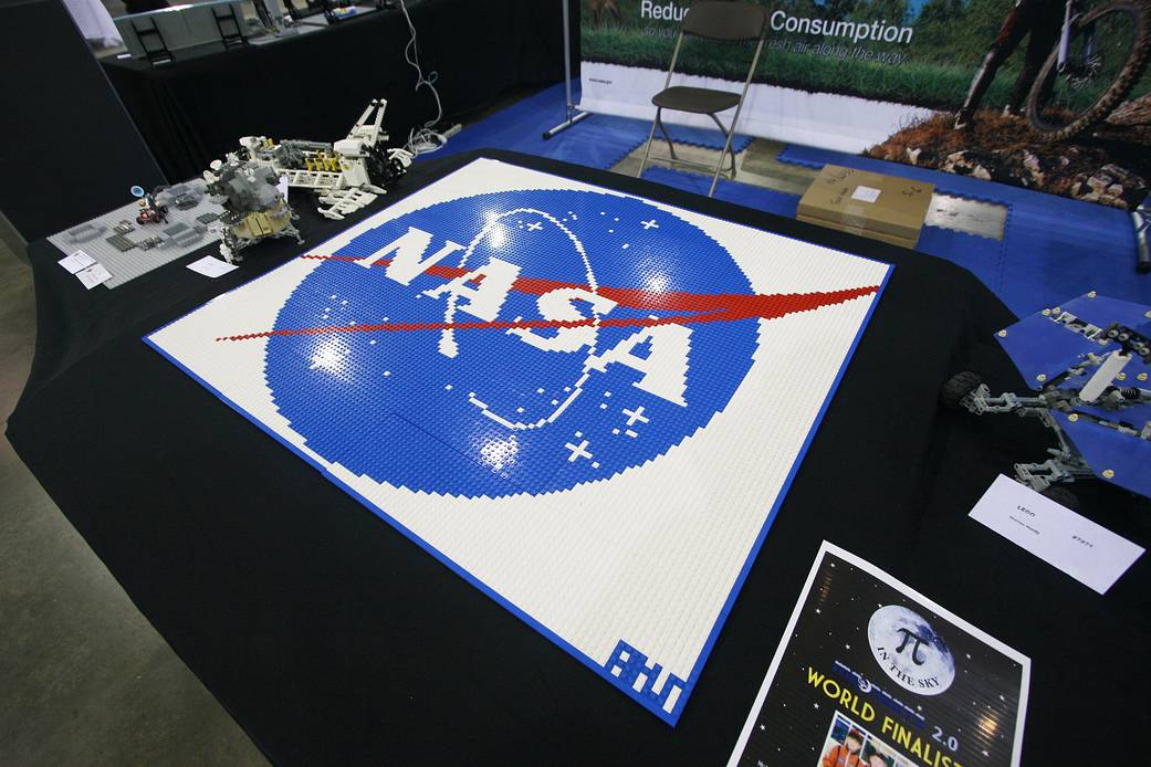 The NASA "meatball" takes shape brick by brick thanks to hundreds of pieces of LEGO®. The insignia was on display in the NASA e