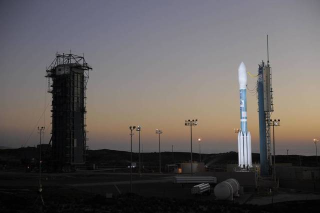 A United Launch Alliance Delta II rocket stands ready to launch NASA’s National Polar-orbiting Operational Environmental Satellite System Preparatory Project (NPP) spacecraft into Earth orbit.