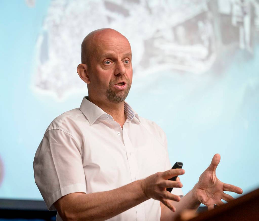 Dr. Sándor Fekete: From nano to Mega: Coordinating swarms of objects at extreme dimensions