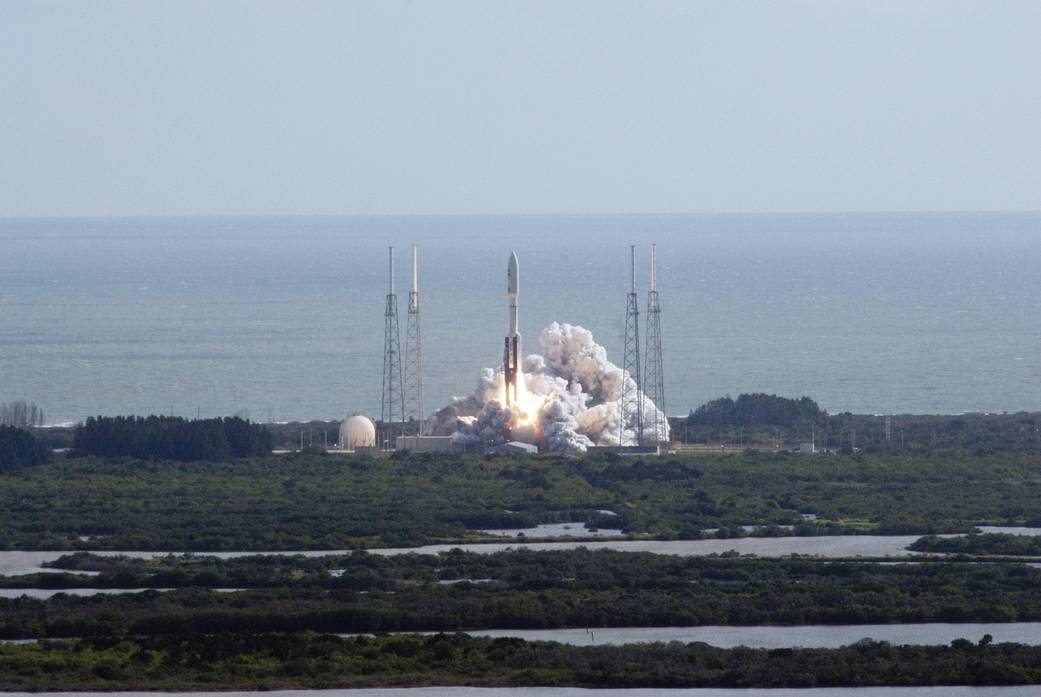 Daytime rocket launch 