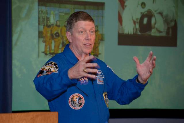Astronaut Mike Fossum visits NASA Dryden