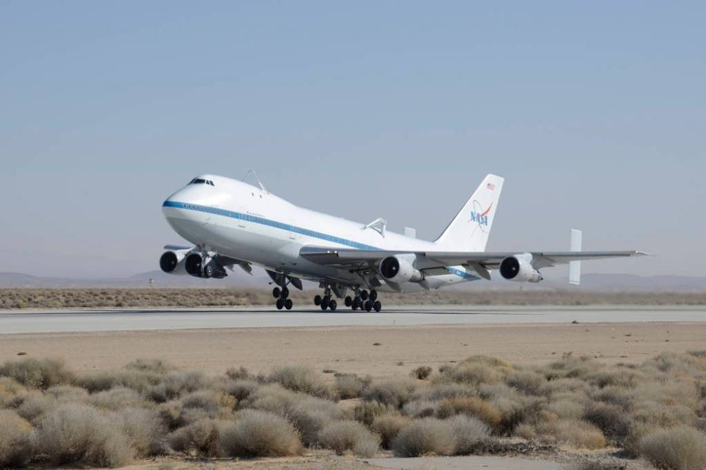 SCA 905 departs Edwards for Discovery Ferry Flight