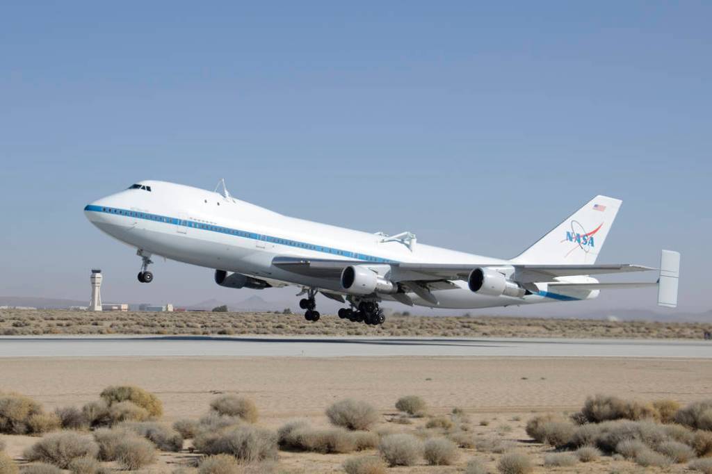 SCA 905 departs Edwards for Discovery Ferry Flight