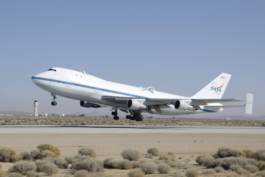 SCA 905 departs Edwards for Discovery Ferry Flight