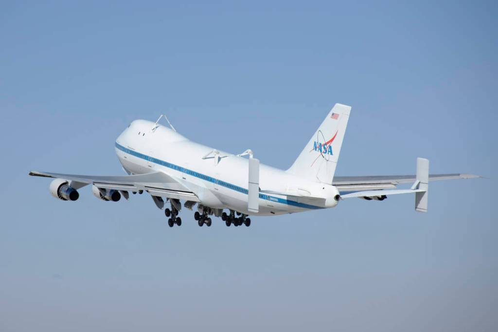 SCA 905 departs Edwards for Discovery Ferry Flight