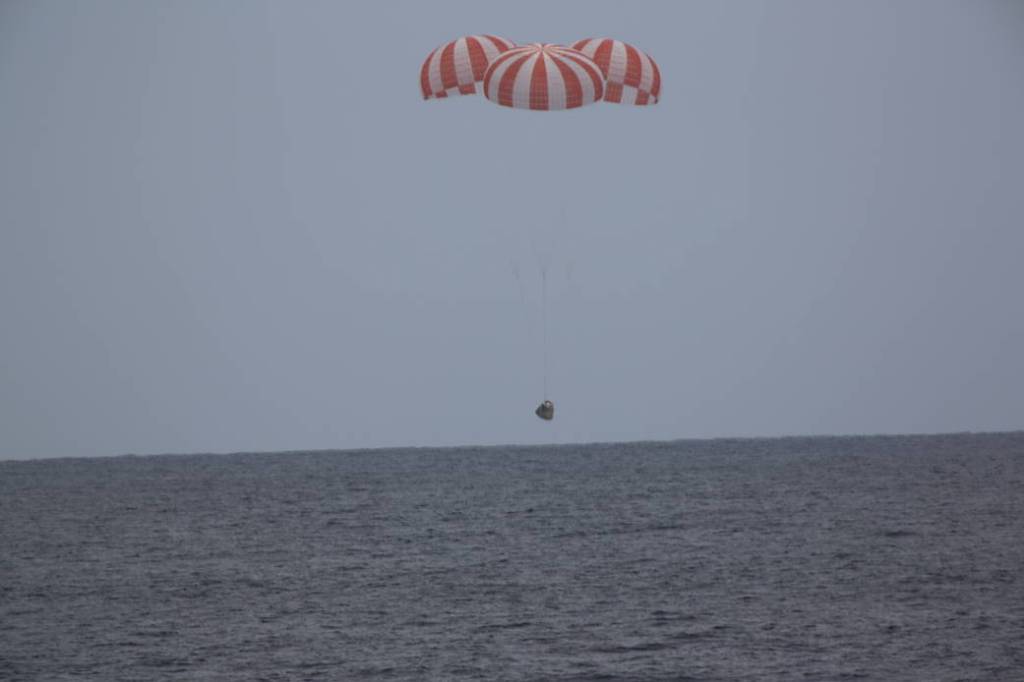 SpaceX Dragon Descends to Splashdown