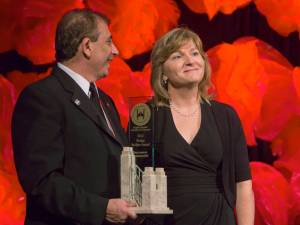 Roe Accepts 'Bridge Builder' Award