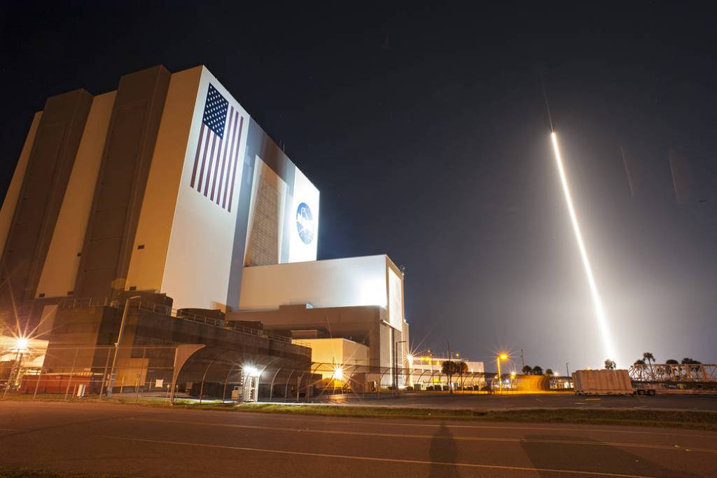 Liftoff of Atlas V Rocket With TDRS-K