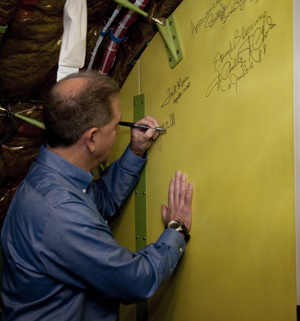 NASA SMD Chief John Grunsfeld Visits SOFIA Flying Observatory