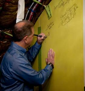 NASA SMD Chief John Grunsfeld Visits SOFIA Flying Observatory