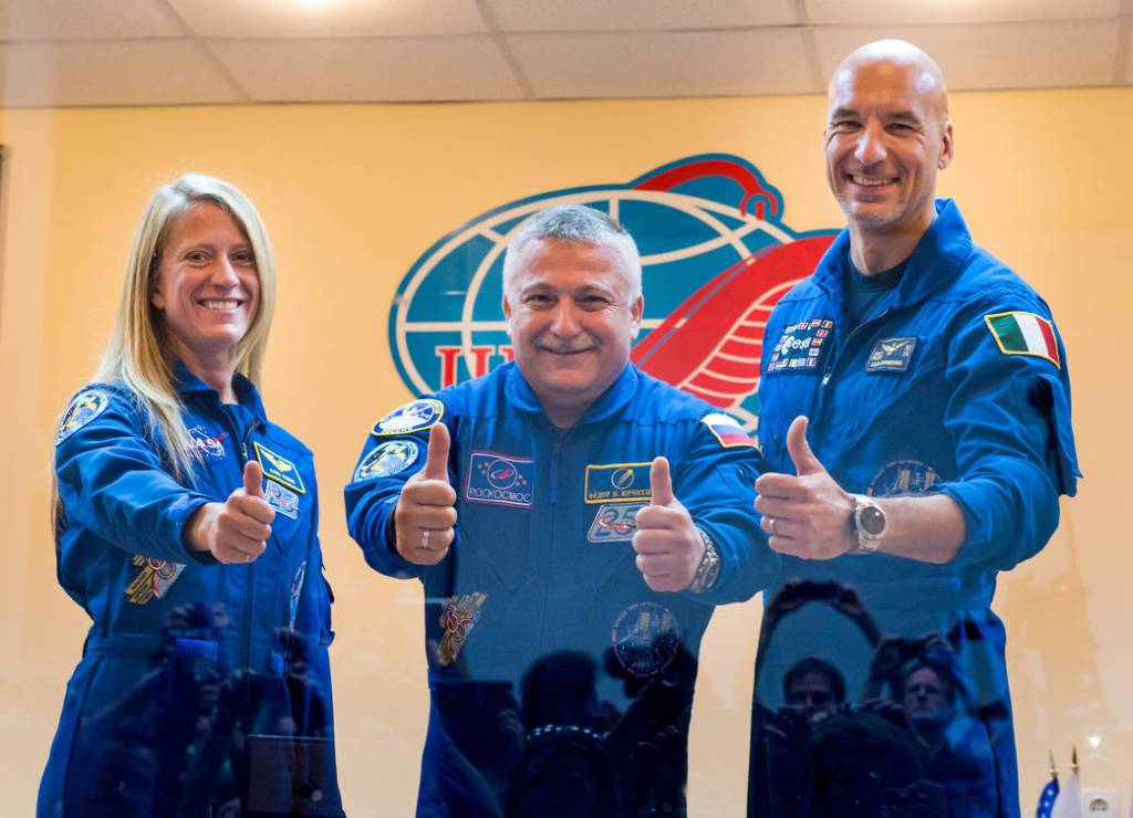 Thumbs Up From Expedition 36-37 Crew Members