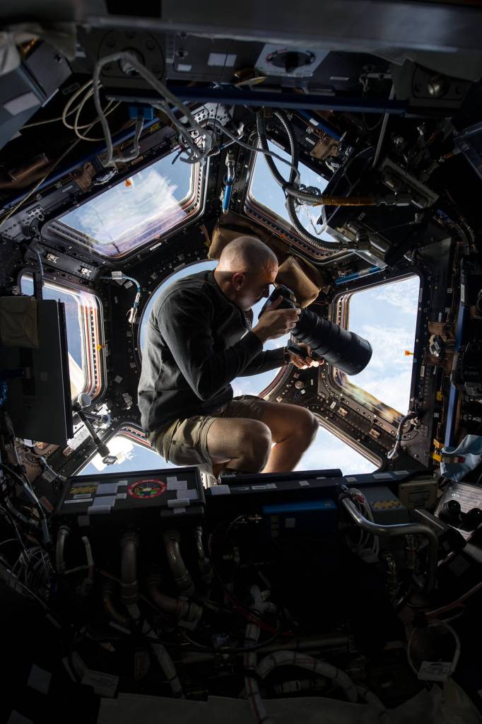 Targeting Earth Photographs From Orbit