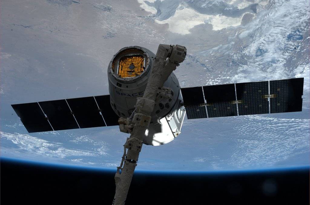 Image of SpaceX Dragon grappled by Canadarm2.