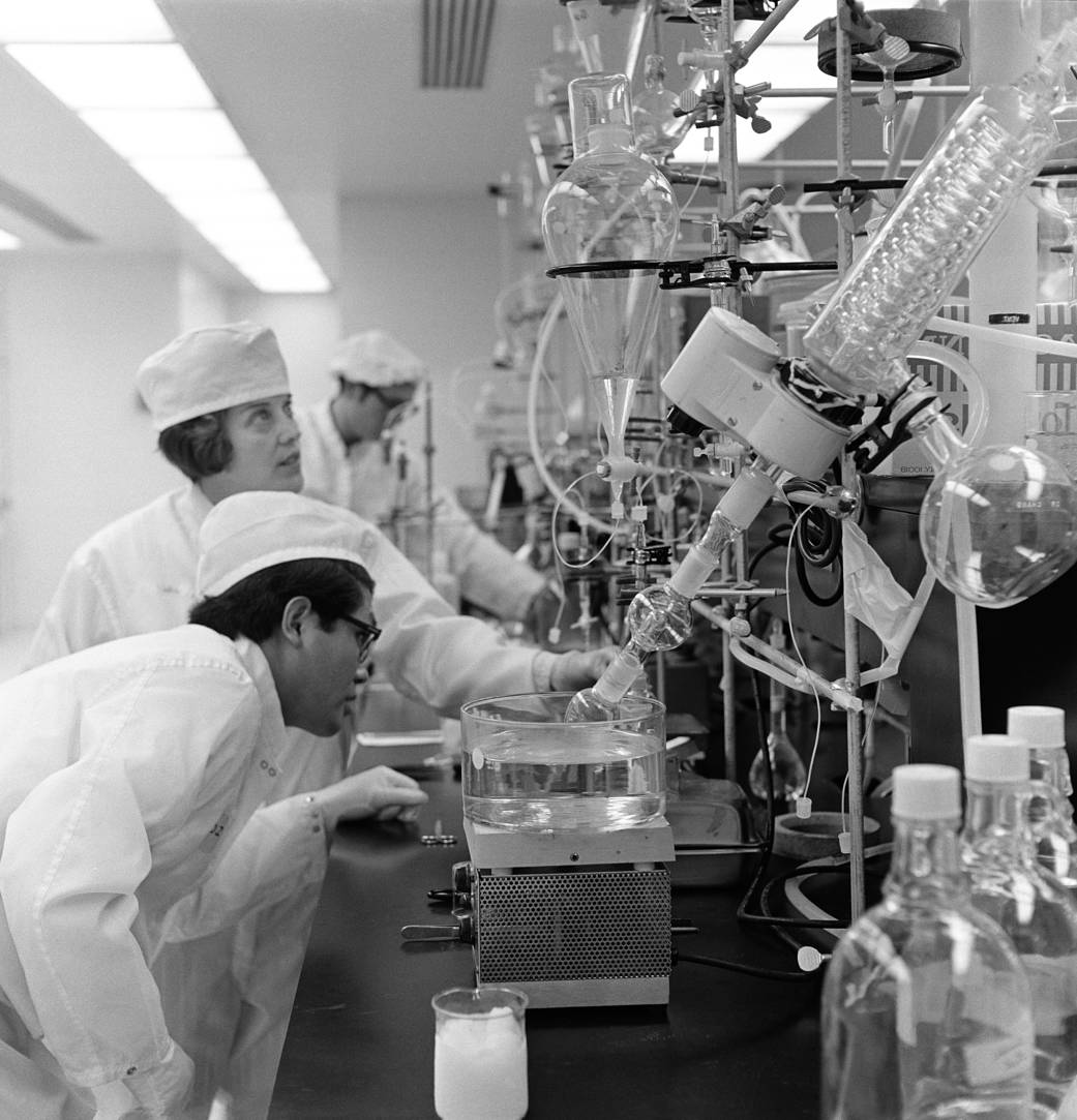 Chemist Sherwood Chang and microbiologist Jo Ann Williams working at a chemistry lab.