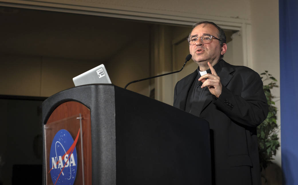Jose Funes - A Cosmic End: from the Earth to the Universe