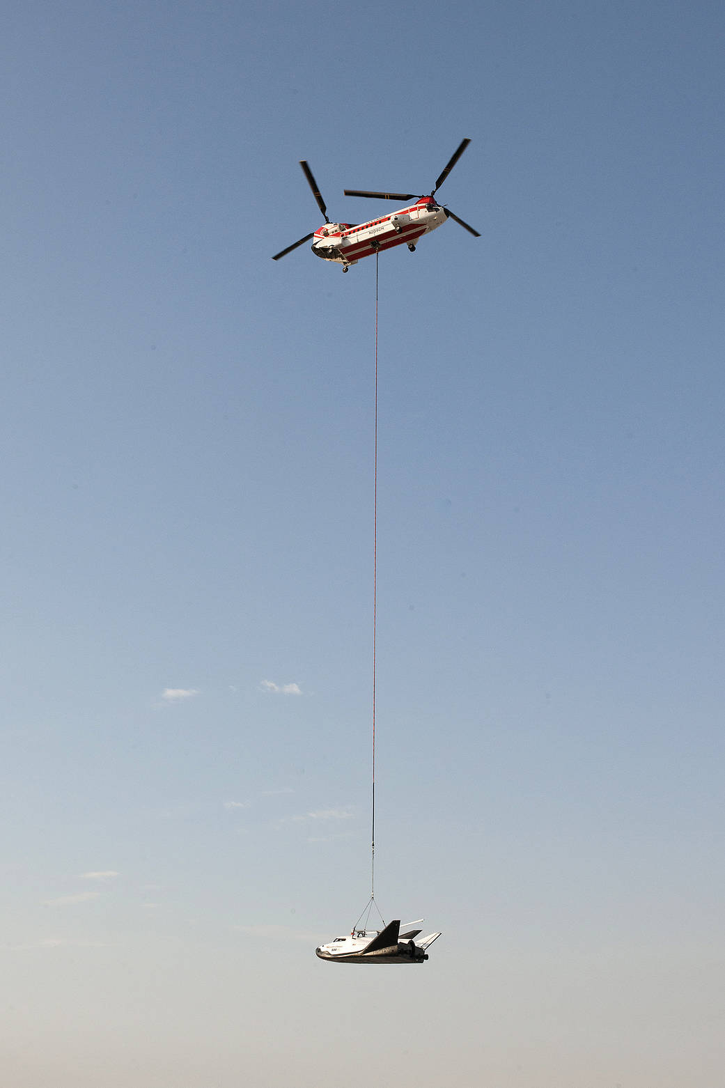 Sierra Nevada's Dream Chaser lifted off by Columbia 234 UT helicopter for captive carry flight.
