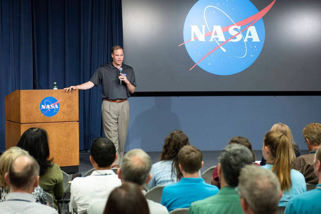 AFRC Greets NASA Administrator at Town Hall Meeting