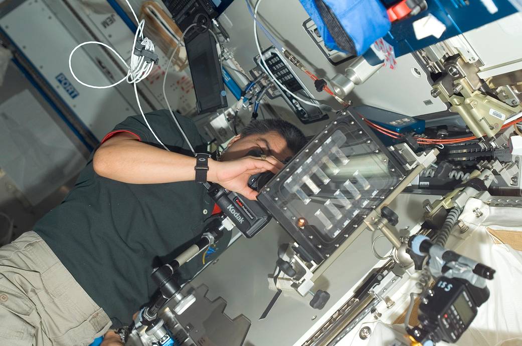 Astronaut Dan Tani with of the BCAT-3 Sample Module