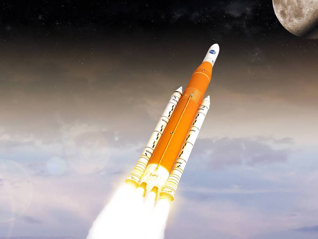 SLS on the Way to the Moon