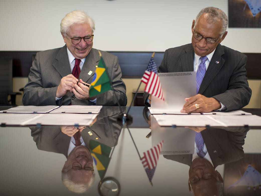 Administrator Bolden and Brazilian Space Agency President José Raimundo Braga Coelho sign an agreement.