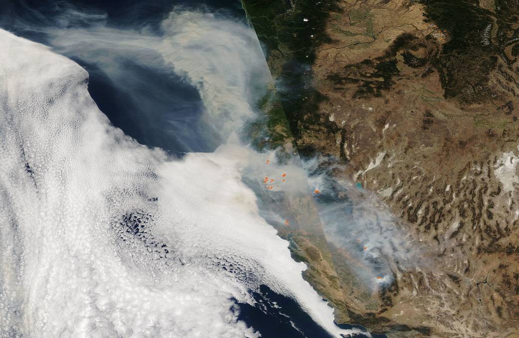 Aqua image of fires and smoke in the U.S. west